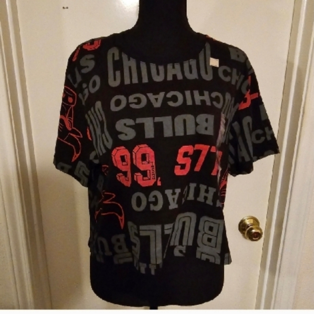 #404 Chicago Bulls Women's Crop Top  Graphic T-Shirt - Black and Red
